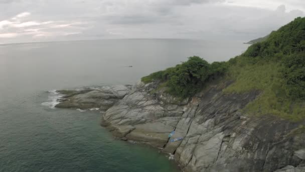 Costa de uma ilha tropical Phuket na Tailândia, voo 4K Drone — Vídeo de Stock