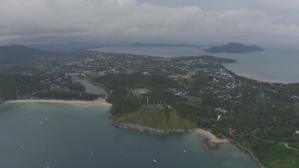 타이에 있는 열 대의 푸켓 섬의해 안 , 4K 드론 비행 — 비디오