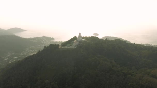 Groot Boeddhabeeld op de heuvel in Phuket Island Zonsondergang 4k Drone vlucht — Stockvideo