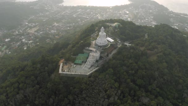 Gran estatua de Buda en la colina en Phuket Island Sunset 4K Drone vuelo — Vídeo de stock
