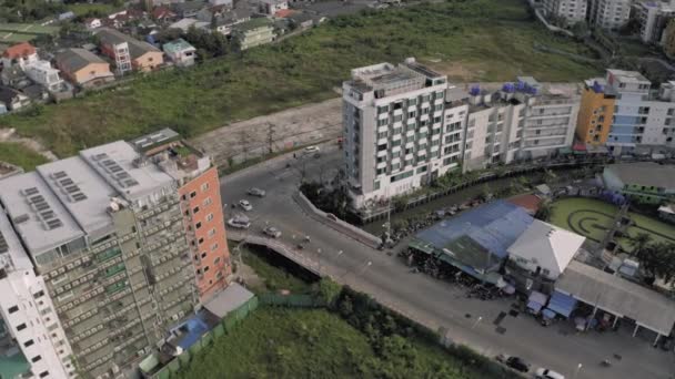 Αυτοκίνητα και ποδήλατα κυκλοφορίας στην πόλη Patong, Ταϊλάνδη Phuket Island 4k Drone πτήση — Αρχείο Βίντεο