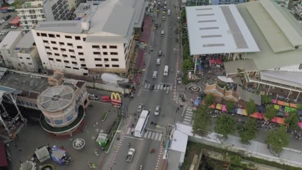 Auto 's en fietsen verkeer in Patong stad, Thailand Phuket Island 4k Drone vlucht — Stockvideo