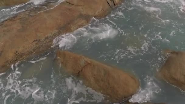 Línea costera en Tailandia., olas del océano rompiendo en las rocas, vuelo 4K Drone — Vídeos de Stock