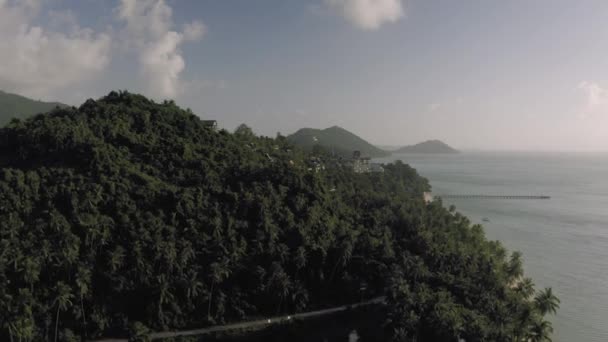 Hotell i Tropical Forest bredvid paradisstranden, 4k Drone skott i Thailand 4k — Stockvideo