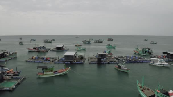 フーコックの生活,ベトナムのボート交通4kドローンショット — ストック動画