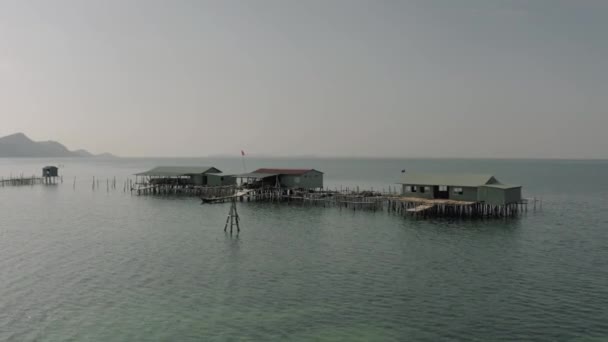 Fischerboote und Fischerhäuser auf dem Wasser in Vietnam — Stockvideo