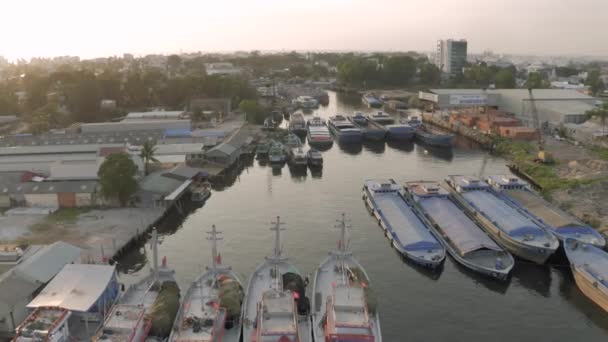 Bateaux de pêche dans la rivière Phu Quoc Island 4K Drobe shot — Video