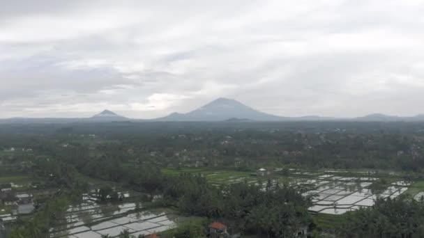 Batur Agung volcán Timelapse y el campo de arroz en Bali 4K Drone tiro — Vídeos de Stock