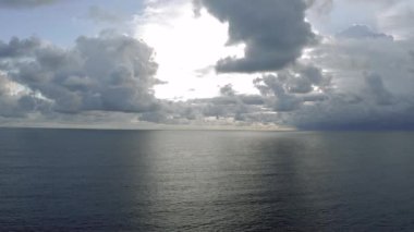 Okyanus üzerinde bulutlar Bali Adası 'nın yanında 4k İHA atışı.