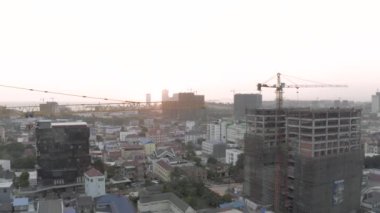 Sihanoukville 'deki otellerin inşaat sahasında İHA 4K