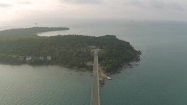 Deniz üzerinde köprü, asfalt yol mavi su Kamboçya 'da insansız hava aracı