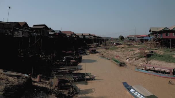 柬埔寨浮村、 Pean Bang 、 Tonle Sap Lake 4k的无人机飞越河流 — 图库视频影像