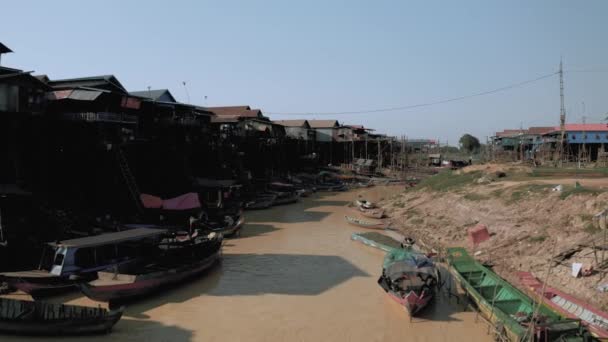 Let dronem přes řeku v Floating Village v Kambodži, Pean Bang, Tonle Sap Lake 4k — Stock video