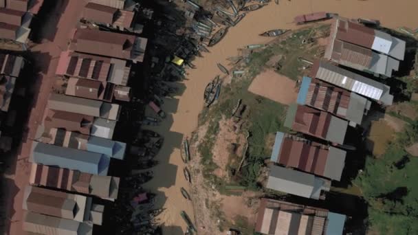 Aldea flotante en Camboya Kampong Phluk Pean Bang, Tonle Sap Lake drone vuelo 4k — Vídeo de stock