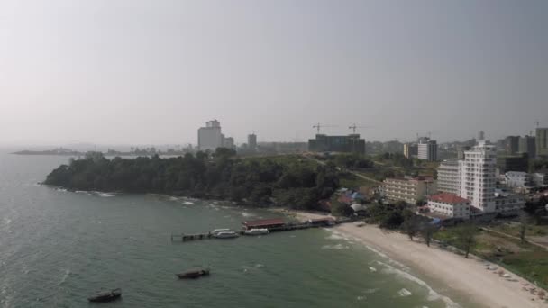 Sihanoukville 'deki otellerin inşaat sahasında İHA 4K — Stok video