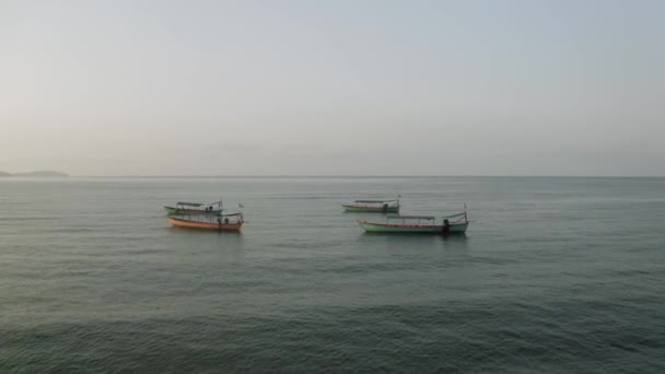 Sunrise Boats en Thaïlande Gul sea au Cambodge Drone shot — Video