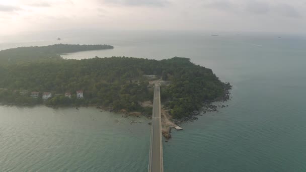 Híd a tenger felett, aszfalt út kék víz Drónlövés Kambodzsában — Stock videók