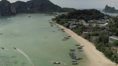 Cennet Phi-Phi Adası Tayland 4k insansız hava aracı rezervasyonunda.