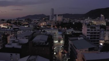 Tayland Phuket Adası 'nda Patong Şehri Gece Arabaları ve Bisikletleri trafiği