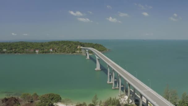 タイ湾の海上からカンボジアの島への橋4kドローン飛行 — ストック動画