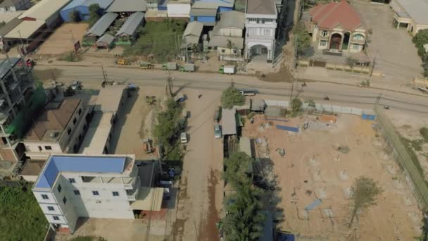 Trafic automobile dans les rues de Sihaoukville 4K Drone shot — Video