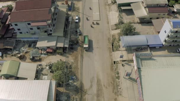 Autó forgalom Sihaoukville város utcáin 4k Drone shot — Stock videók