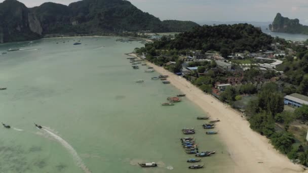 Paradise Phi-Phi Island atural reservation in Thailand 4k Drone flight — Stock video