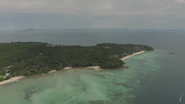 На острове Пхи-Пхи в Таиланде совершил полет беспилотник — стоковое видео