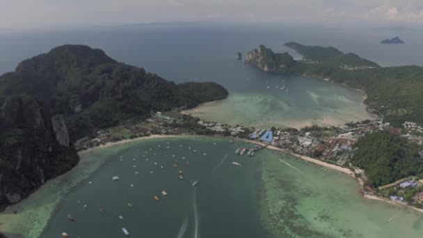 Paradise Phi-Phi Island atural reservation in Thailand 4k Drone flight — Stock video