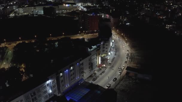 Patong stad Nacht Auto 's en Fietsen verkeer in Thailand Phuket Island — Stockvideo