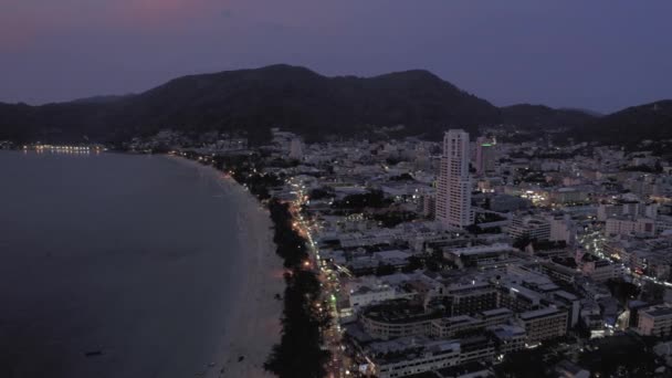 Patong ciudad Noche Coches y bicicletas tráfico en Tailandia Phuket Island — Vídeos de Stock