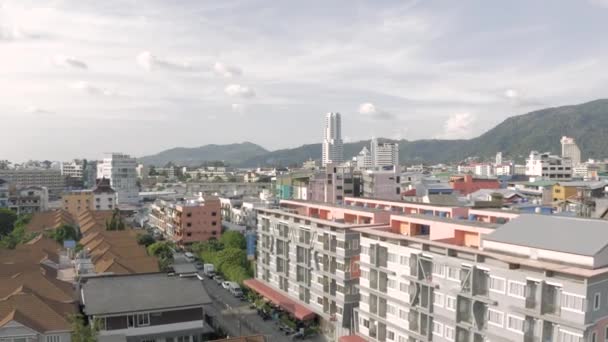 Patong vida da cidade, carros e bicicletas tráfego na Tailândia Phuket Island — Vídeo de Stock