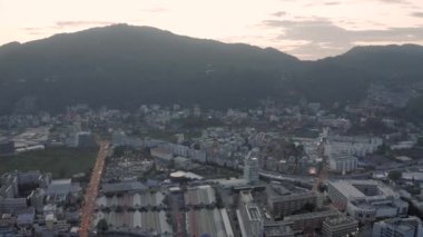 Patong Şehri Akşam hayatı, Tayland Phuket Adası 'nda arabalar ve bisikletler trafiği