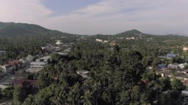 Samui Adası şehri hayatı, Tayland 'da araba trafiği, 4k İHA uçağı