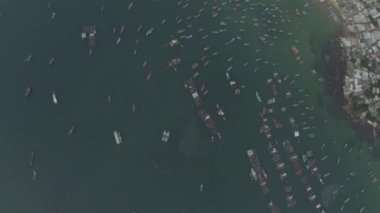 Vietnam 'da balıkçı tekneleri ve balıkçı evleri.