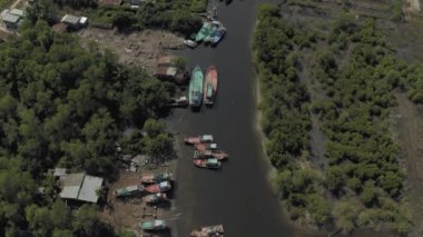 Balıkçı tekneleri Asya 'da nehir kenarına park ediyor. 4K Drone vuruldu.