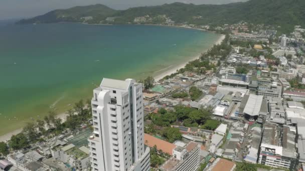 Ciudad de Patong, tráfico de coches y bicicletas en Tailandia Phuket Island — Vídeo de stock