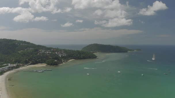 Patong beach und city lifec in thailand phuket island 4k drohnenflug — Stockvideo