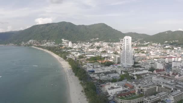 Patong Beach y la vida de la ciudad en Tailandia Phuket Island 4K vuelo Drone — Vídeo de stock