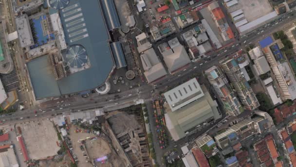 Автомобілі і велосипеди в місті Патонг, Таїланд Phuket Island 4k Drone flight — стокове відео