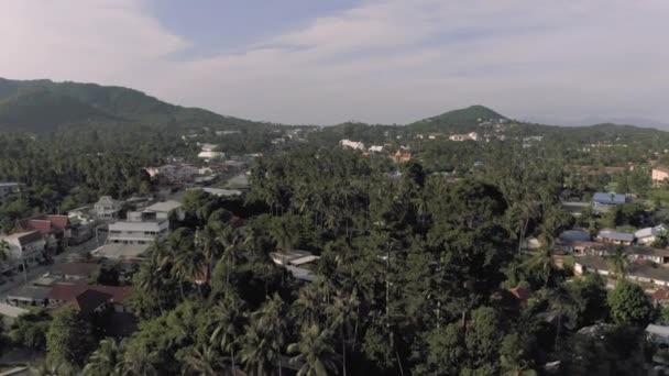 Samui Island ζωή της πόλης, τα αυτοκίνητα της κυκλοφορίας στην Ταϊλάνδη, 4k Drone πτήση — Αρχείο Βίντεο