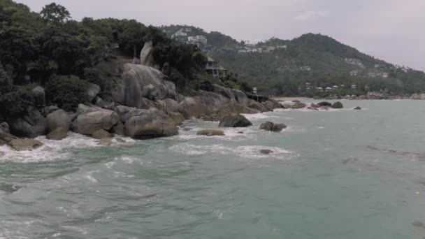 Linea costiera in Thailandia., onde oceaniche che si infrangono sulle rocce, 4K Drone volo — Video Stock