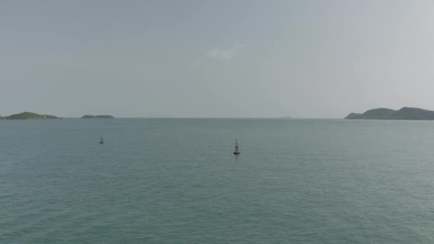 Буй бору і рибальські човни у Вітемі порту — стокове відео