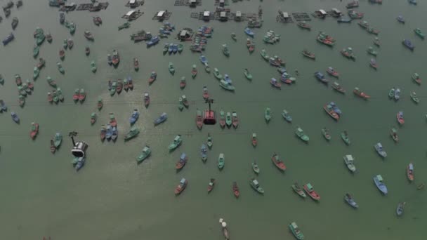 Jednolitá lanovka na ostrově Phu Quoc na ostrov Hon Thom Ananas ve Vietnamu — Stock video