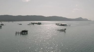 Vietnam 'da balıkçı tekneleri ve balıkçı evleri.