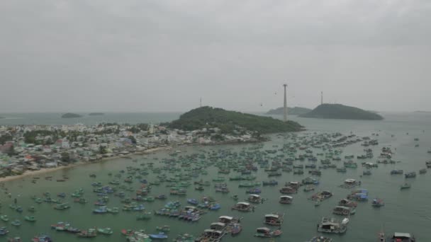 Téléphérique funiculaire sur l'île de Phu Quoc à l'île d'ananas Hon Thom au Vietnam — Video