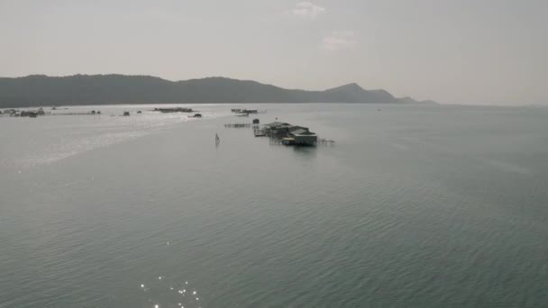 Barcos de pesca y casas de pescadores en el agua en Vietnam — Vídeos de Stock