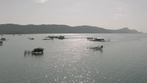 Barcos de pesca y casas de pescadores en el agua en Vietnam — Vídeo de stock