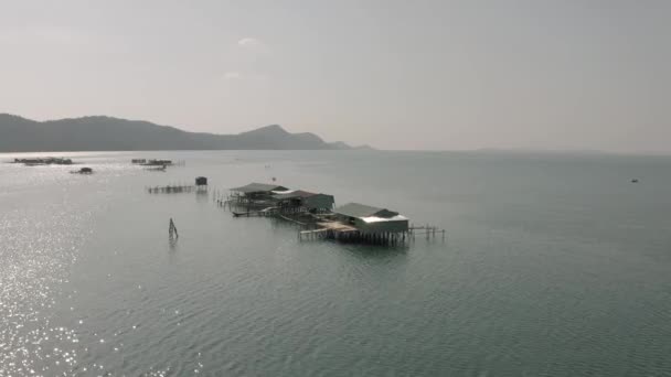 Barcos de pesca y casas de pescadores en el agua en Vietnam — Vídeos de Stock