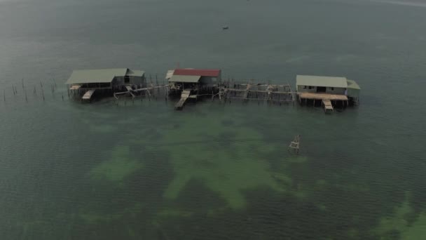 Barcos de pesca e casas de pescadores na água no Vietnã — Vídeo de Stock